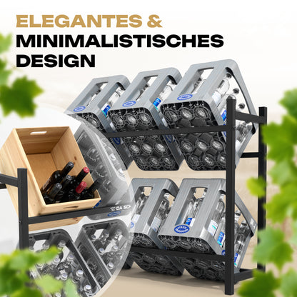 Das DA SCHMIE Getränkekistenregal für 6 Getränkekisten in schwarzem Metall trägt mehrere Wasserkisten und eine Holzkiste mit Weinflaschen. „Elegantes & Minimalistisches Design“ steht links oben, grüne Blätter rahmen das ordentliche Bild.