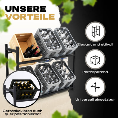 Das DA SCHMIE Getränkekistenregal für 6 Getränkekisten aus schwarzem Metall hält mehrere Getränkekisten und eine Holzkiste, ist elegant und stilvoll, bietet platzsparende Getränkeaufbewahrung und fördert Ordnung. Grüne Blätter rahmen das Bild ein.